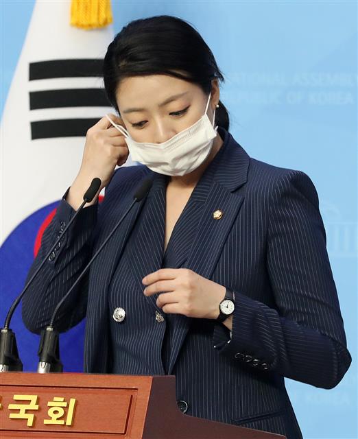 배현진 미래통합당 의원이 19일 오후 서울 여의도 국회 소통관에서 6.17부동산 대책 관련 입장을 발표하는 기자회견을 하기 전 마스크를 벗고 있다. 2020.6.19 뉴스1