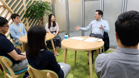 이재용 삼성전자 부회장이 19일 경기도 화성에 위치한 삼성전자 반도체 연구소를 방문해 연구원들을 격려하고 있다. 2020.6.19  삼성전자 제공