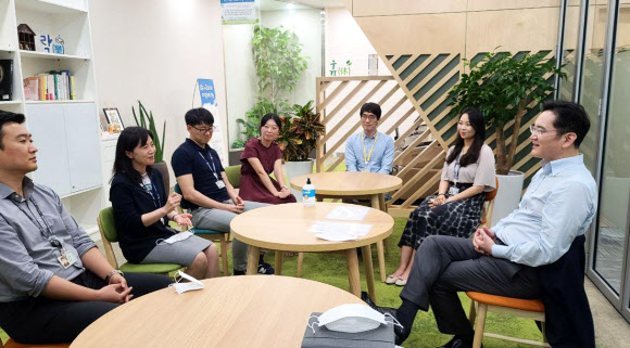 이재용 삼성전자 부회장이 19일 경기도 화성에 위치한 삼성전자 반도체 연구소를 방문해 연구원들을 격려하고 있다. 2020.6.19  삼성전자 제공