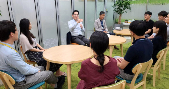이재용 삼성전자 부회장이 19일 경기도 화성에 위치한 삼성전자 반도체 연구소를 방문해 연구원들을 격려하고 있다. 2020.6.19  삼성전자 제공