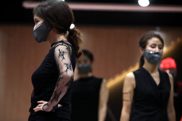 19일 오후 서울 강남구 한국시니어스타협회에서 열린 마스크패션쇼에서 모델들이 마스크를 선보이고 있다. 2020.6.19  연합뉴스