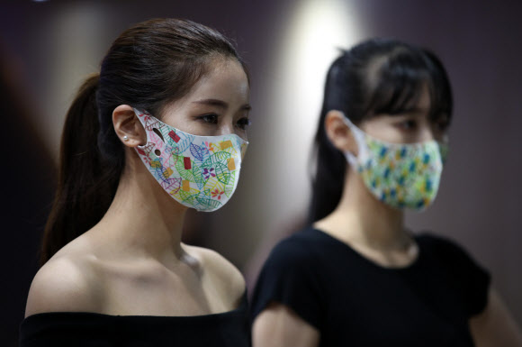 19일 오후 서울 강남구 한국시니어스타협회에서 열린 마스크패션쇼에서 모델들이 마스크를 선보이고 있다. 2020.6.19  연합뉴스