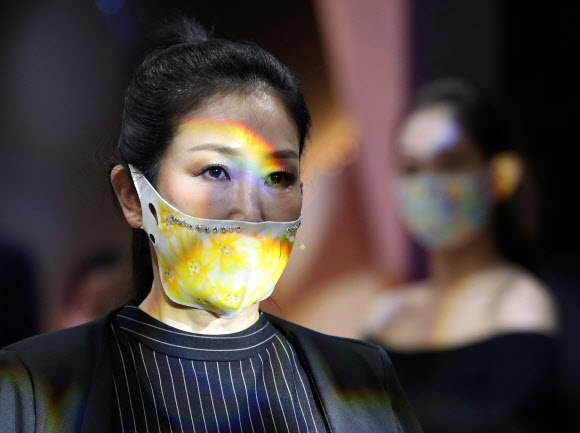 19일 오후 서울 강남구 한국시니어스타협회에서 열린 마스크패션쇼에서 참가자들이 마스크를 선보이고 있다. 2020.6.19  연합뉴스