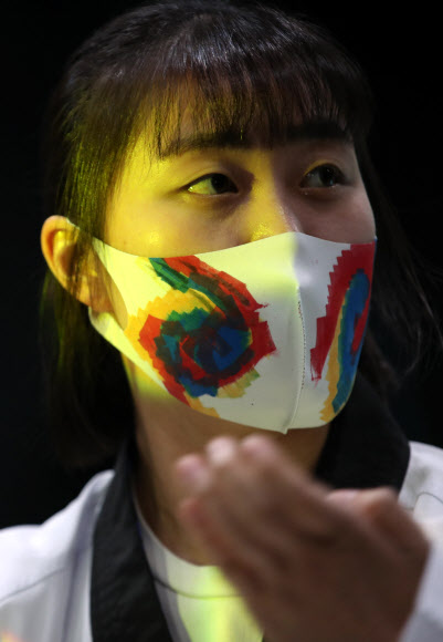 19일 오후 서울 강남구 한국시니어스타협회에서 열린 마스크패션쇼에서 참가자들이 마스크를 쓰고 태권도 퍼포먼스를 선보이고 있다. 2020.6.19  연합뉴스