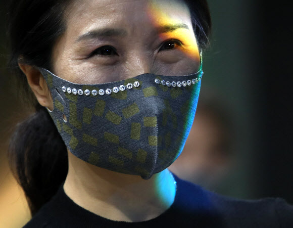 19일 오후 서울 강남구 한국시니어스타협회에서 열린 마스크패션쇼에서 모델들이 마스크를 선보이고 있다. 2020.6.19  연합뉴스