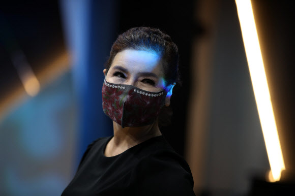 19일 오후 서울 강남구 한국시니어스타협회에서 열린 마스크패션쇼에서 모델들이 마스크를 선보이고 있다. 2020.6.19  연합뉴스