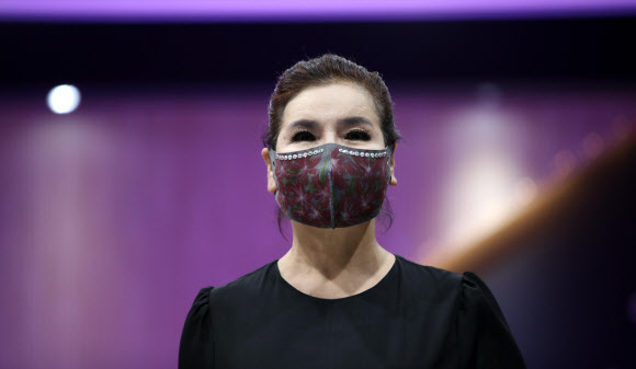 19일 오후 서울 강남구 한국시니어스타협회에서 열린 마스크패션쇼에서 모델들이 마스크를 선보이고 있다. 2020.6.19  연합뉴스