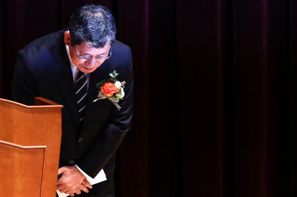 이날 사표가 수리된 김연철 통일부 장관이 19일 서울 세종대로 정부서울청사 별관에서 열린 이임식에서 이임사 뒤 단상을 떠나며 인사하고 있다. 2020.6.19  연합뉴스