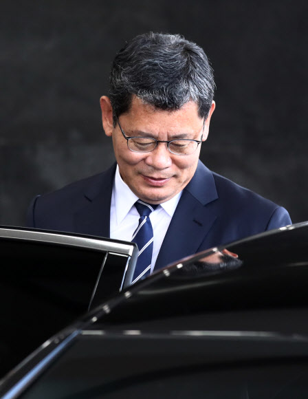 이날 사표가 수리된 김연철 통일부 장관이 19일 서울 세종대로 정부서울청사에서 열린 이임식을 마친 뒤 청사를 떠나며 차에 오르고 있다. 2020.6.19  연합뉴스