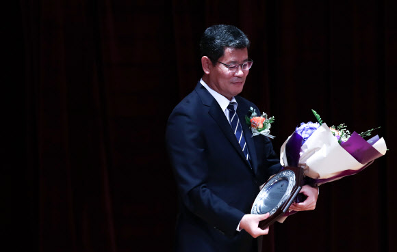 이날 사표가 수리된 김연철 통일부 장관이 19일 서울 세종대로 정부서울청사 별관에서 열린 이임식에서 꽃다발을 받은 뒤 이동하고 있다. 2020.6.19  연합뉴스