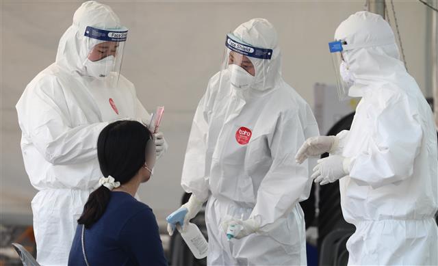 대전지역 다단계업체 관련 신종 코로나 바이러스 감염증(코로나19) 확진자가 24명으로 늘어난 가운데 19일 오후 대전 유성구 코로나19 선별진료소에서 시민들이 검사를 받고 있다. 2020.6.19 뉴스1