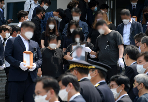 영정 들고 영결식장 나오는 유가족들