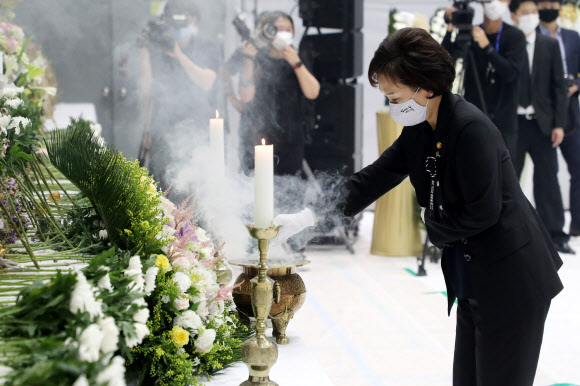 헌화하는 김현미 국토교통부 장관