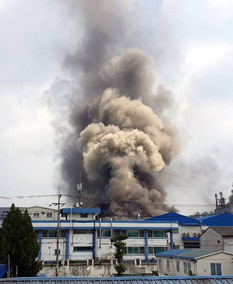 대전 박스창고서 불…치솟는 검은 연기