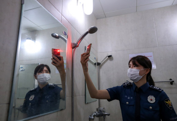 ‘레드 카드’로 불법카메라 찾아낸다