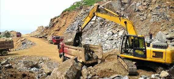 북한 노동당 기관지 노동신문은 21일 서해 북변 간석지 건설 현장 소식을 전했다. 신문은 청강, 다사 기계화분사업사 일꾼들과 종업원들을 소개하며 “일꾼들은 간석지 건설을 다그치자면 현장 이동 수리기지를 꾸려야 한다고 하면서 내부 예비 사업을 방법론 있게 벌리었다”라며 “종전처럼 고장 난 부속품을 분사업소나 기계공장까지 가져가지 않고 제때 수리할 수 있게 되었다”라고 전했다. 이어 “이동수리 기지를 돌아 본 사람들은 밀림 속의 병기창을 방불케 한다면서 찬사를 아끼지 않고 있다”라고 덧붙였다. 평양 노동신문=뉴스1