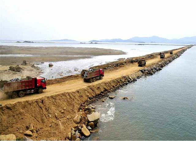 북한 노동당 기관지 노동신문은 21일 서해 북변 간석지 건설 현장 소식을 전했다. 신문은 “평안북도 간석지 건설 종합기업소 일꾼들과 건설자들이 홍건도 간석지 2단계 1구역 1호 방조제 완성 공사를 결속했다”라며 “접도지구와 신미도지구에서 2구역 2호 방조제, 3구역 4·5호 방조제 완성공사를 다그치고 있다”라고 전했다. 평양 노동신문=뉴스1