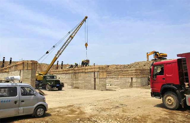 북한 노동당 기관지 노동신문은 21일 서해 북변 간석지 건설 현장 소식을 전했다. 신문은 곽산 간석지 건설분사업소 일꾼들과 건설자들을 소개하며 “계획의 2.5배에 해당한 장석 공사실적을 기록하였다”라고 독려했다. 평양 노동신문=뉴스1