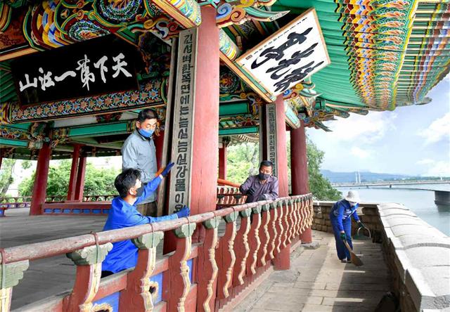 북한 노동당 기관지 노동신문은 21일 평양시 민족유산 보호 관리소를 두고 “민족문화유산 관리사업에 큰 힘을 넣고 있다”라고 전했다. 사진을 마스크를 낀 채 문화유산을 관리하는 노동자들의 모습. 평양 노동신문=뉴스1