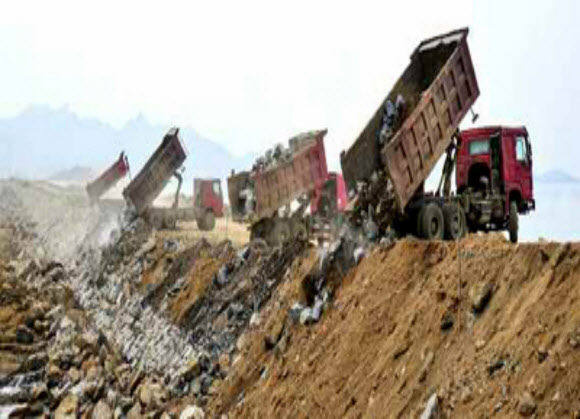 북한 노동자들이 평안북도 곽산간석지 건설 현장에서 무더위에도 불구하고 작업에 열을 올리고 있다고 노동당 기관지 노동신문이 21일 보도했다. 줄지어 선 트럭이 싣고 온 석재를 바닥에 쏟아내고 있다.2020.6.21  노동신문 홈페이지 캡처