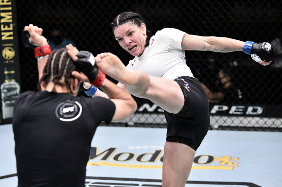 로렌 머피(오른쪽)가 20일(현지시간) 미국 네바다주 라스베이거스에서 열린 ‘UFC Fight Night’ 플라이급 경기에서 록산느 모다페리에게 강력한 킥을 날리고 있다. USA TODAY Sports 연합뉴스