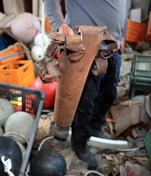 21일 오후 인천시 옹진군 대연평도에서 주민 김재국(64)씨가 2010년 북한의 포격 당시 날아온 포탄을 취재진에게 공개하고 있다. 2020.6.21  연합뉴스