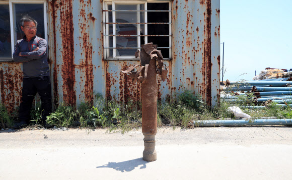 21일 오후 인천시 옹진군 대연평도에서 주민 김재국(64)씨가 2010년 북한의 포격 당시 날아온 포탄을 취재진에게 공개하고 있다. 2020.6.21  연합뉴스