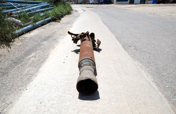 21일 오후 인천시 옹진군 대연평도에서 주민 김재국(64)씨가 2010년 북한의 포격 당시 날아온 포탄을 취재진에게 공개하고 있다. 2020.6.21  연합뉴스
