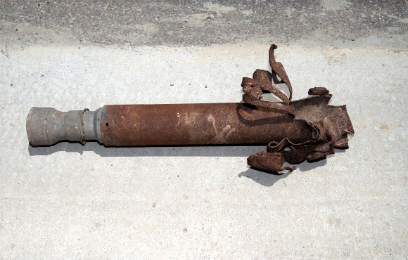 21일 오후 인천시 옹진군 대연평도에서 주민 김재국(64)씨가 2010년 북한의 포격 당시 날아온 포탄을 취재진에게 공개하고 있다. 2020.6.21  연합뉴스