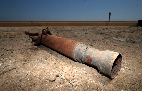 21일 오후 인천시 옹진군 대연평도에서 주민 김재국(64)씨가 2010년 북한의 포격 당시 날아온 포탄을 취재진에게 공개하고 있다. 2020.6.21  연합뉴스