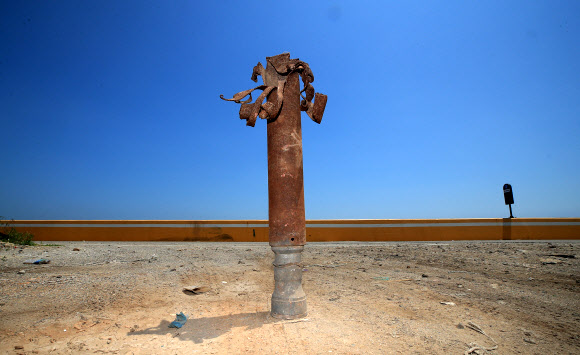 21일 오후 인천시 옹진군 대연평도에서 주민 김재국(64)씨가 2010년 북한의 포격 당시 날아온 포탄을 취재진에게 공개하고 있다. 2020.6.21  연합뉴스