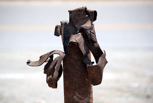 21일 오후 인천시 옹진군 대연평도에서 주민 김재국(64)씨가 2010년 북한의 포격 당시 날아온 포탄을 취재진에게 공개하고 있다. 2020.6.21  연합뉴스