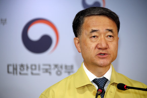 코로나19 대응 현황 브리핑하는 박능후 장관