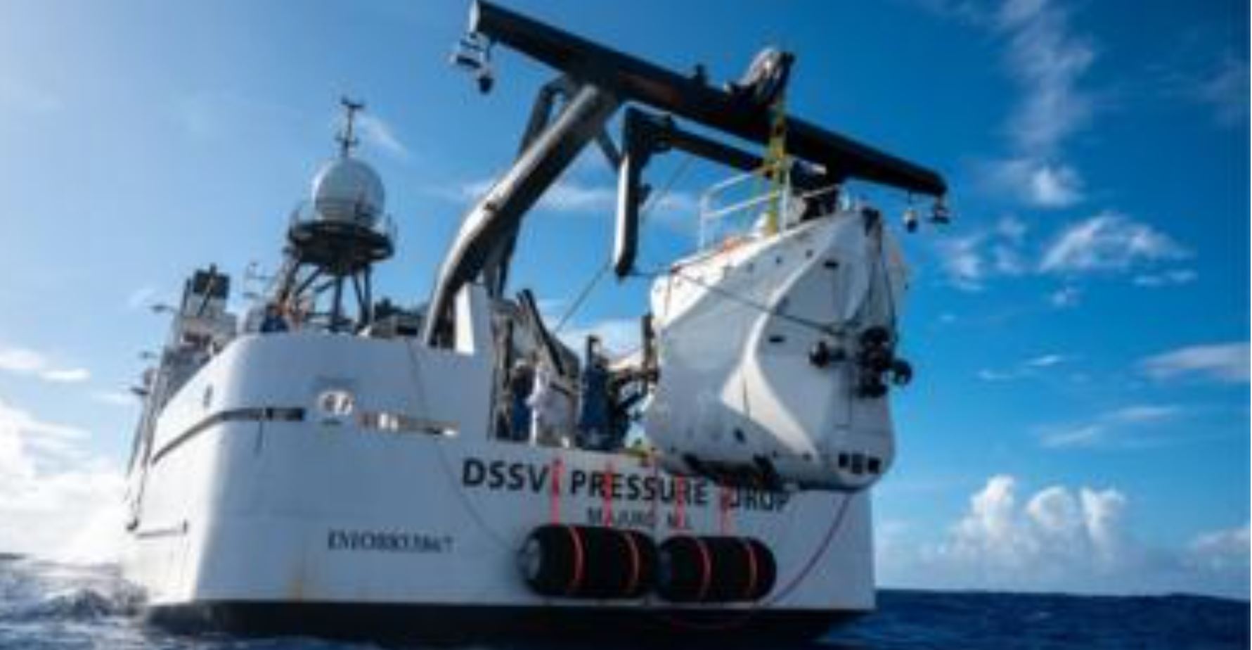 두 사람이 마리아나 해구 탐사에 이용한 잠수정 DSV 리미팅 팩터가 모선에서 끌어올려지고 있다.무게만 12톤 나간다. BBC 홈페이지 캡처