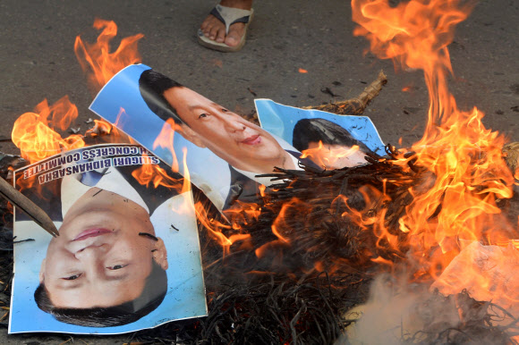 17일 인도 북동부 서벵골주의 실리구리에서 청년회 운동가들이 반중국 시위 도중 시진핑 중국 국가주석의 포스터와 인형을 불태우고 있다. 실리구리 AFP 연합뉴스