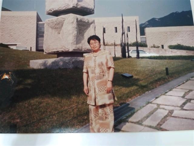 1991년 국립현대미술관 앞에 선 송우혜 선생.  