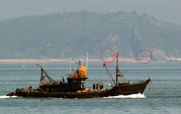 22일 오전 인천시 옹진군 대연평도에서 바라본 북한 개머리해안 포문이 열려있다. 군 관계자는 습기 제거를 위해 포문을 개방하는 경우가 있거나, 개방된 문에 포가 배치되지 않은 경우도 있다며 상황을 주시하고 있다고 밝혔다. 2020.6.22  연합뉴스