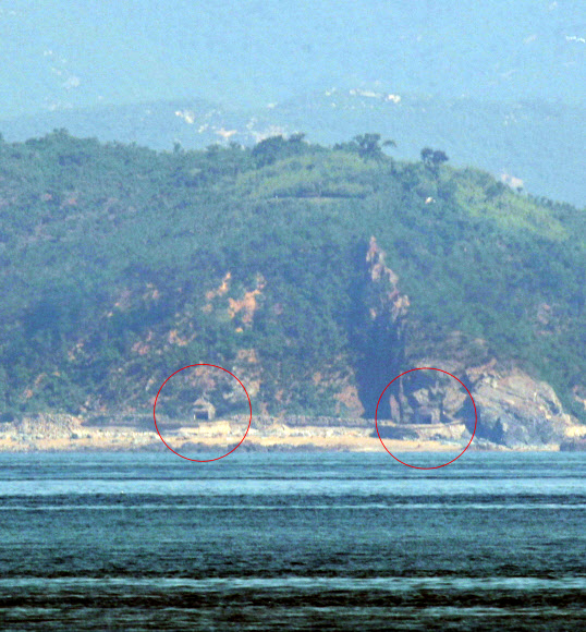 22일 오전 인천시 옹진군 대연평도에서 바라본 북한 개머리해안 포문이 열려있다. 군 관계자는 습기 제거를 위해 포문을 개방하는 경우가 있거나, 개방된 문에 포가 배치되지 않은 경우도 있다며 상황을 주시하고 있다고 밝혔다. 2020.6.22  연합뉴스