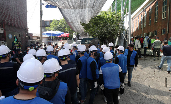 경찰과 용역업체 직원들이 22일 오전 서울 성북구 장위동 사랑제일교회 앞에서 법원의 명도집행을 위해 대기하고 있다.2020.6.22  연합뉴스