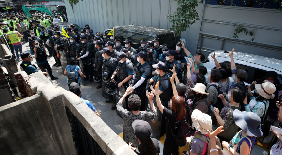 전광훈 목사가 담임목사로 있는 사랑제일교회 신도들이 22일 오전 서울 성북구 장위동 사랑제일교회 앞에서 법원의 명도 집행에 맞서 소리를 지르며 저항하고 있다.  사랑제일교회는 지난달 부동산 권리자인 장위10구역 재개발조합이 낸 명도소송에서 패소했다. 이에 따라 조합은 부동산을 점유하고 있는 사랑제일교회를 상대로 강제철거에 나설 수 있다. 2020.6.22  연합뉴스