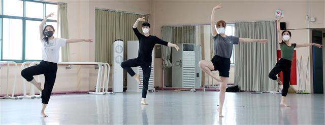 전국의 대학교들이 코로나19 여파로 비대면 수업을 실시하고 있는 22일 전북 전주시 전북대학교 무용학과 실습실에서 치러진 기말고사 첫 대면 실기시험에 앞서 학생들이 최종 연습을 하며 시험 준비를 하고 있다. 2020.6.22 뉴스1