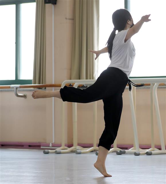 전국의 대학교들이 코로나19 여파로 비대면 수업을 실시하고 있는 22일 전북 전주시 전북대학교 무용학과 실습실에서 기말고사 첫 대면 실기시험 치러져 학생들이 시험을 보고 있다. 2020.6.22 뉴스1