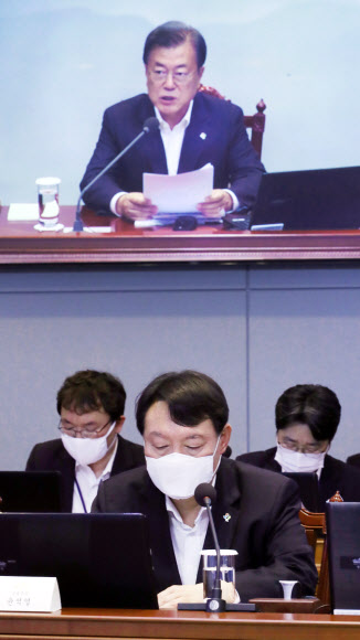 윤석열 검찰총장이 22일 오후 청와대에서 열린 제6차 공정사회 반부패정책협의회에서 문재인 대통령의 발언을 듣고 있다. 2020.6.22  연합뉴스