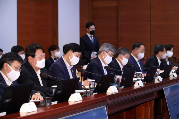 윤석열 검찰총장(왼쪽 두번째)와 추미애 법무부 장관(맨 오른쪽) 등이 22일 오후 청와대에서 열린 제6차 공정사회 반부패정책협의회에서 문재인 대통령의 발언을 듣고 있다. 2020.6.22  연합뉴스