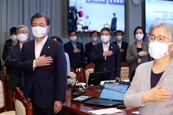 문재인 대통령이 22일 오후 청와대에서 열린 제6차 공정사회 반부패정책협의회에서 국기에 경례하고 있다. 2020.6.22  연합뉴스