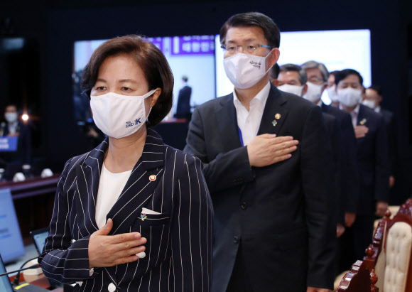 추미애 법무부 장관이 22일 오후 청와대에서 열린 제6차 공정사회 반부패정책협의회에 참석, 국기에 경례하고 있다. 2020.6.22  연합뉴스