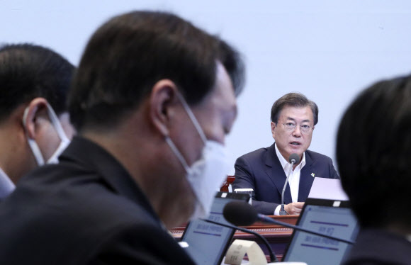 문재인 대통령이 22일 오후 청와대에서 열린 제6차 공정사회 반부패정책협의회에서 윤석열 검찰총장을 보면서 발언하고 있다. 2020.6.22 연합뉴스