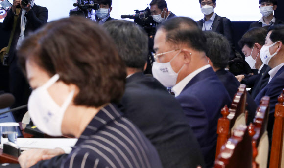 추미애 법무부 장관(맨 왼쪽)과 윤석열 검찰총장(오른쪽 두번째)이 22일 오후 청와대에서 열린 제6차 공정사회 반부패정책협의회에 참석해 회의 시작을 기다리고 있다. 2020.6.22 연합뉴스