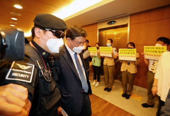 구본환 인천국제공항공사 사장이 22일 오후 인천국제공항 제1여객터미널 해당화실에서 보안요원의 호위를 받으며 이동하고 있다. 2020.6.22  연합뉴스