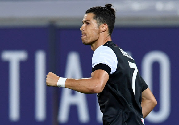 유벤투스의 크리스티아누 호날두가 22일(현지시간) 이탈리아 볼로냐의 레나토 달라라 스타디움에서 열린 볼로냐와의 2019-2020 세리에A 27라운드 경기에서 페널티킥 선제골을 넣고 기뻐하고 있다.  로이터 연합뉴스